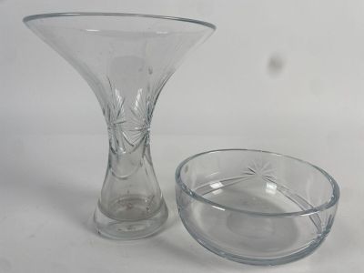 BOHEME. Saladier en cristal taillé (diamètre 23 cm) et un va…