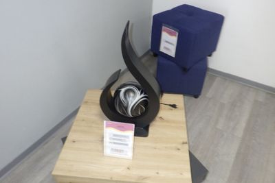 une table en bois sur laquelle se trouve une sculpture noire