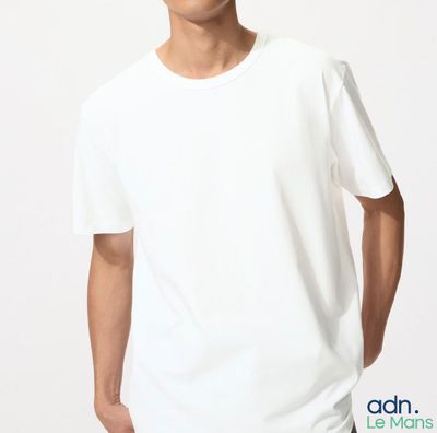 une photo d'un homme en t-shirt blanc en train de poser pour une photo