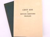 deux livres posés l'un sur l'autre sur une table