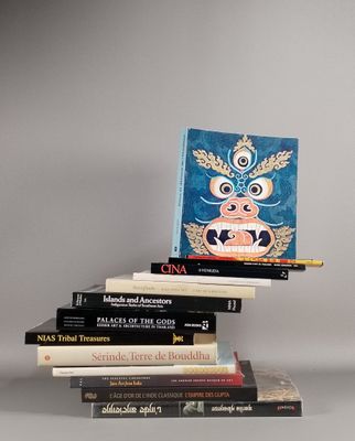 plusieurs livres empilés sur une table