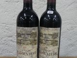 deux bouteilles de vin posées sur une table en bois