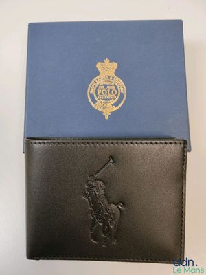 un portefeuille en cuir noir muni d'un porte-cartes bleu et orné d'un insigne