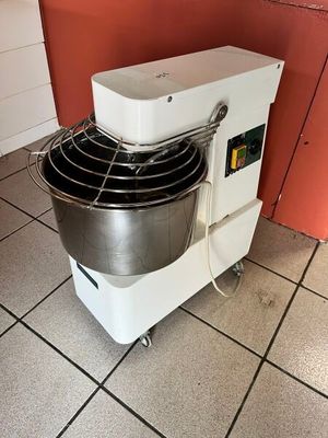 un mixeur blanc posé sur le carrelage d'une cuisine