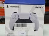 emballage d'une manette de jeu Sony PlayStation posée sur une table