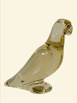 une figurine en verre représentant un oiseau posé sur un socle