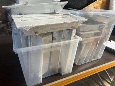 de nombreux récipients en plastique empilés les uns sur les autres sur une table