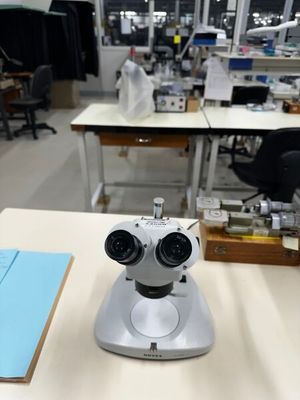 un microscope posé sur une table dans une pièce