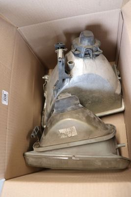 une boîte contenant quelques objets en métal
