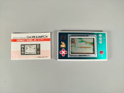 une petite Game Boy posée à côté d'une autre petite Game Boy