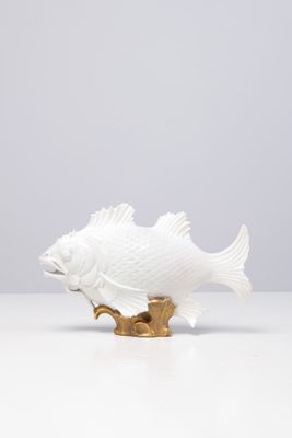 figurine de poisson blanc posée sur une table blanche