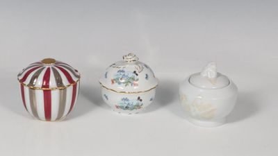 HAVILAND à LIMOGES Ensemble comprenant 3 sucriers: -un sucri…