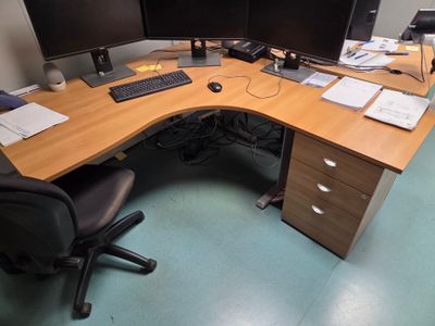 un bureau équipé de deux écrans et d'un clavier