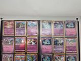 de nombreux types de cartes Pokémon exposées dans une boîte