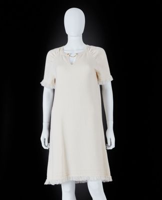 une image représentant un mannequin vêtu d'une robe blanche sur fond noir