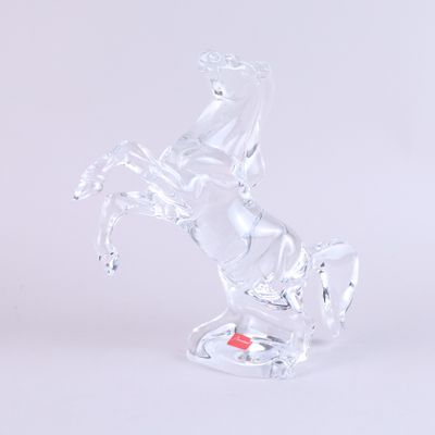 un cheval en verre qui se tient sur ses pattes arrière
