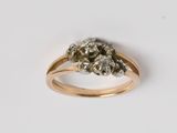 un gros plan d'une bague en or sertie d'un bouquet de diamants