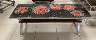 une table en verre sur laquelle sont posées des fleurs, dans une pièce