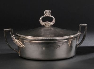 une casserole en argent munie d'une poignée et d'un couvercle