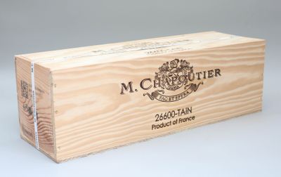 la caisse en bois est vide et prête à être remplie de vin
