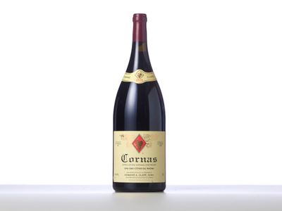 une bouteille de vin rouge posée sur une table