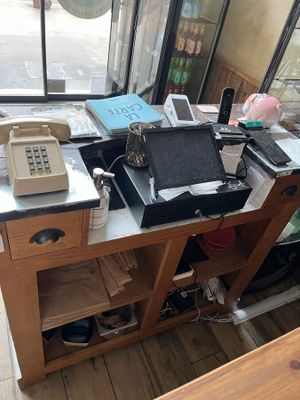 un bureau sur lequel se trouvent un téléphone et d'autres objets