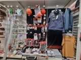 de nombreux articles exposés dans le magasin sont à vendre