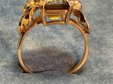 une bague en or sertie d'une grosse pierre verte