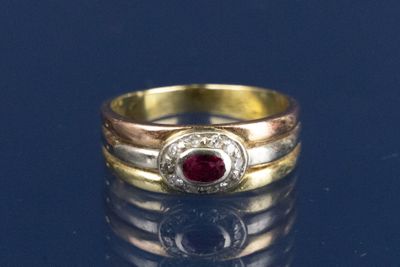 une image d'une bague en or avec une pierre en rubis