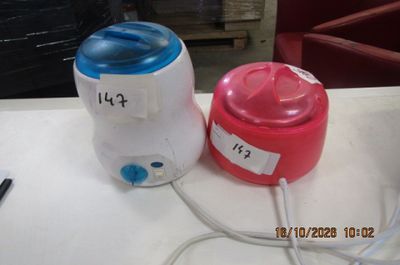 deux récipients remplis d'eau posés l'un à côté de l'autre sur une table