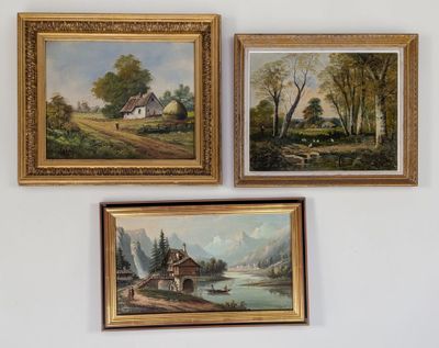 trois tableaux accrochés au mur au-dessus d'un lit dans une chambre