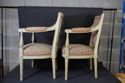 two chairs that are sitting next to each other