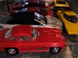 de nombreuses voitures-jouets exposées dans une vitrine