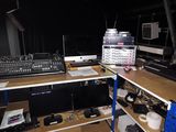 une photo d'un bureau d'ordinateur sur lequel sont posés de nombreux appareils électroniques