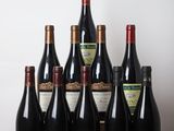 plusieurs bouteilles de vin sont alignées sur une table en bois