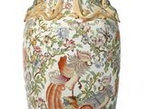 un grand vase orné d'un oiseau sur fond blanc