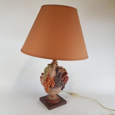 une lampe posée sur une table et munie d'un abat-jour