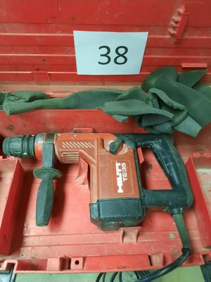 une perceuse dans une boîte rouge portant le numéro 33