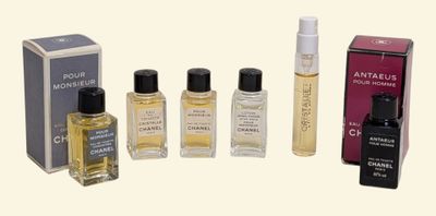 plusieurs flacons de parfum posés les uns à côté des autres sur une surface blanche