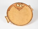 une image représentant une assiette marron ornée d'un motif de poisson