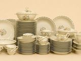 une grande pile d'assiettes et de tasses sur une table