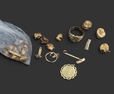 un ensemble de bijoux en or et en argent sur un fond noir