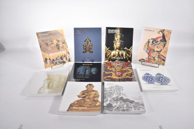 un lot de cartes posées sur une table