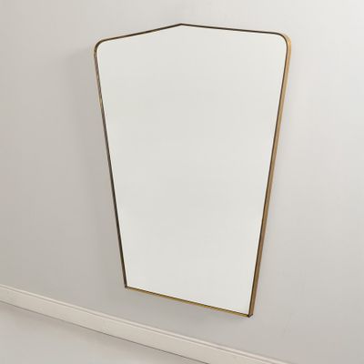 Le miroir est accroché au mur, dans un coin de la pièce.