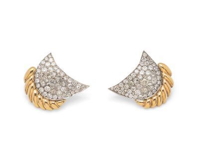 une paire de boucles d'oreilles en diamant et or