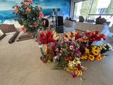 Il y a toutes sortes de fleurs par terre dans cette pièce.