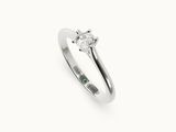 gros plan d'une bague en diamant sur fond blanc