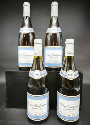 six bouteilles de vin sont alignées sur une surface noire