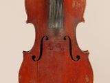 un vieux violon posé sur une surface blanche