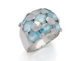 une bague sertie de topazes bleues et blanches
